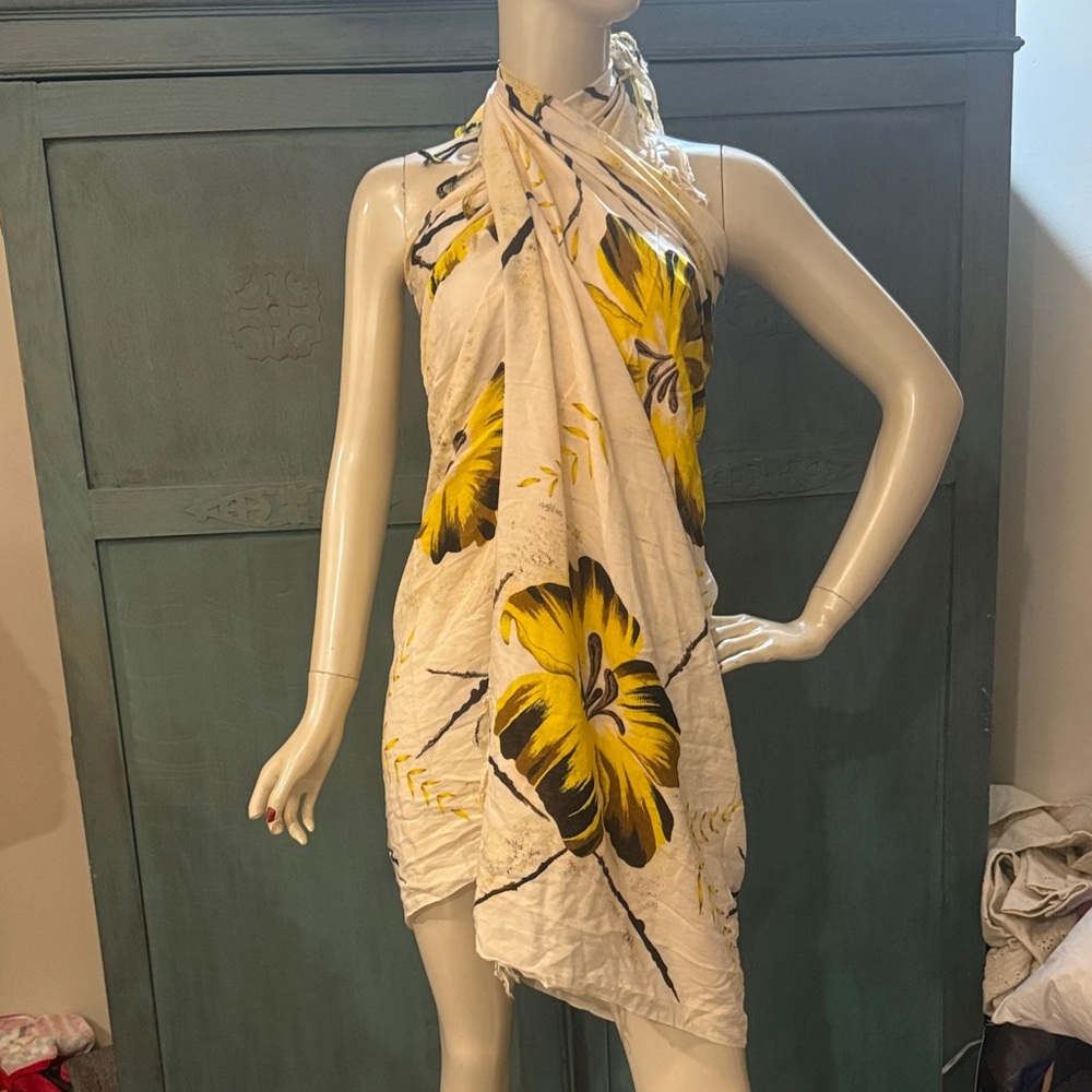 Beautiful hibiscus yellow cream sarong wrap scarf gorgeous fringe